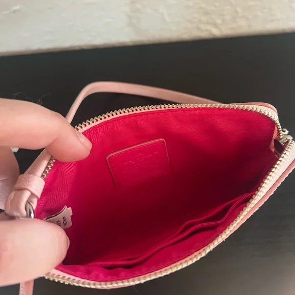 ✨NWOT - Coach Floral Corner Zip Wristlet✨ - Picture 9 of 9